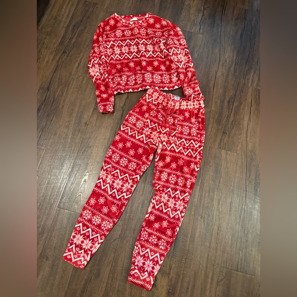 Pink Rose, Red and White Patterned Snowflake Fleece Set, size X-Small.